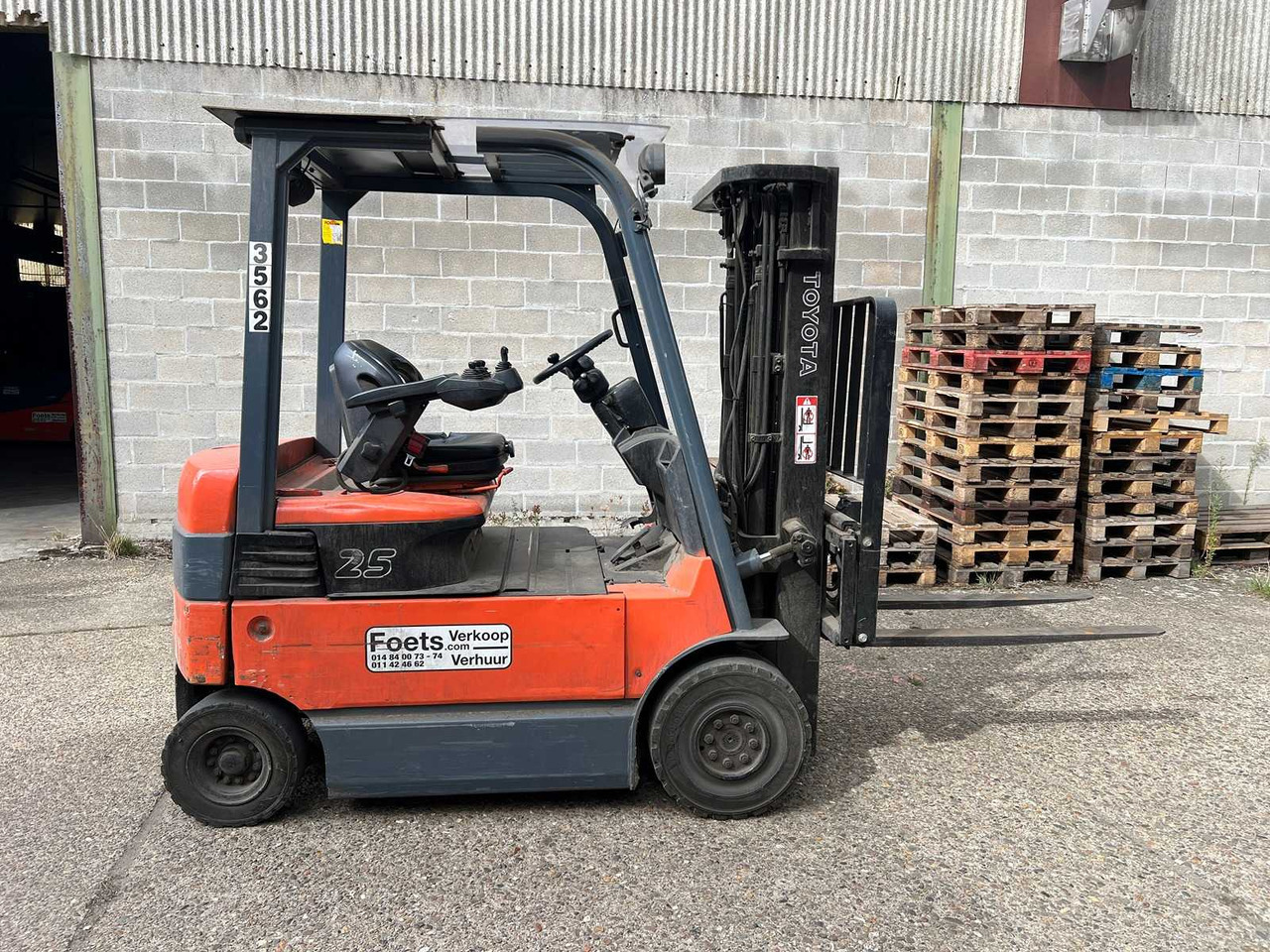 TOYOTA - 2006 - 7FBMF25 - FORKLIFT TRUCK - Pirun ngritës: foto 1 TOYOTA - 2006 - 7FBMF25 - FORKLIFT TRUCK - Pirun ngritës: foto 1