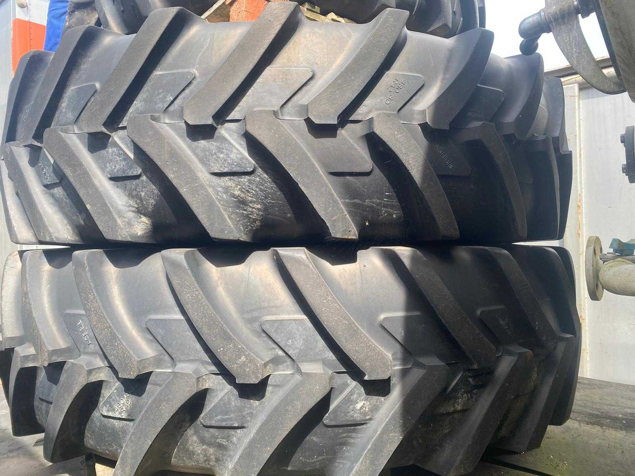 Tyres, wheels and rims - Goma dhe bandazhe për Traktor: foto 2 Tyres, wheels and rims - Goma dhe bandazhe për Traktor: foto 2