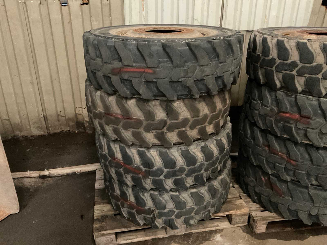 WHEELED EXCAVATOR TIRES (4X) - Ekskavator me goma: foto 1 WHEELED EXCAVATOR TIRES (4X) - Ekskavator me goma: foto 1