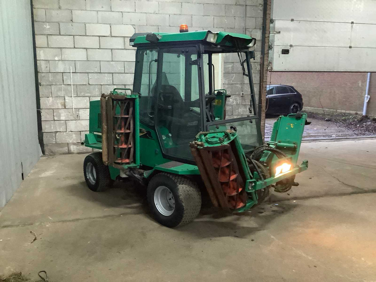 Ransomes Commander 350 - Korrëse bari i kopshtit: foto 1 Ransomes Commander 350 - Korrëse bari i kopshtit: foto 1