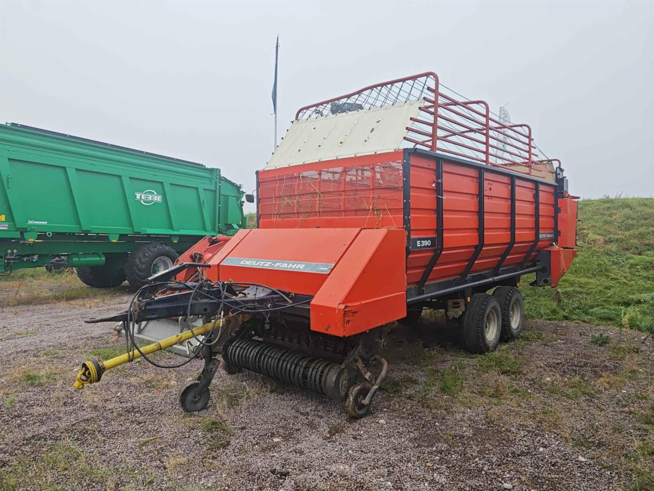 Deutz-Fahr E390 - Vagon vetëngarkues: foto 1 Deutz-Fahr E390 - Vagon vetëngarkues: foto 1