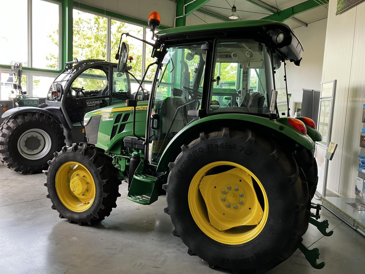 John Deere 5075E - Traktor: foto 3 John Deere 5075E - Traktor: foto 3
