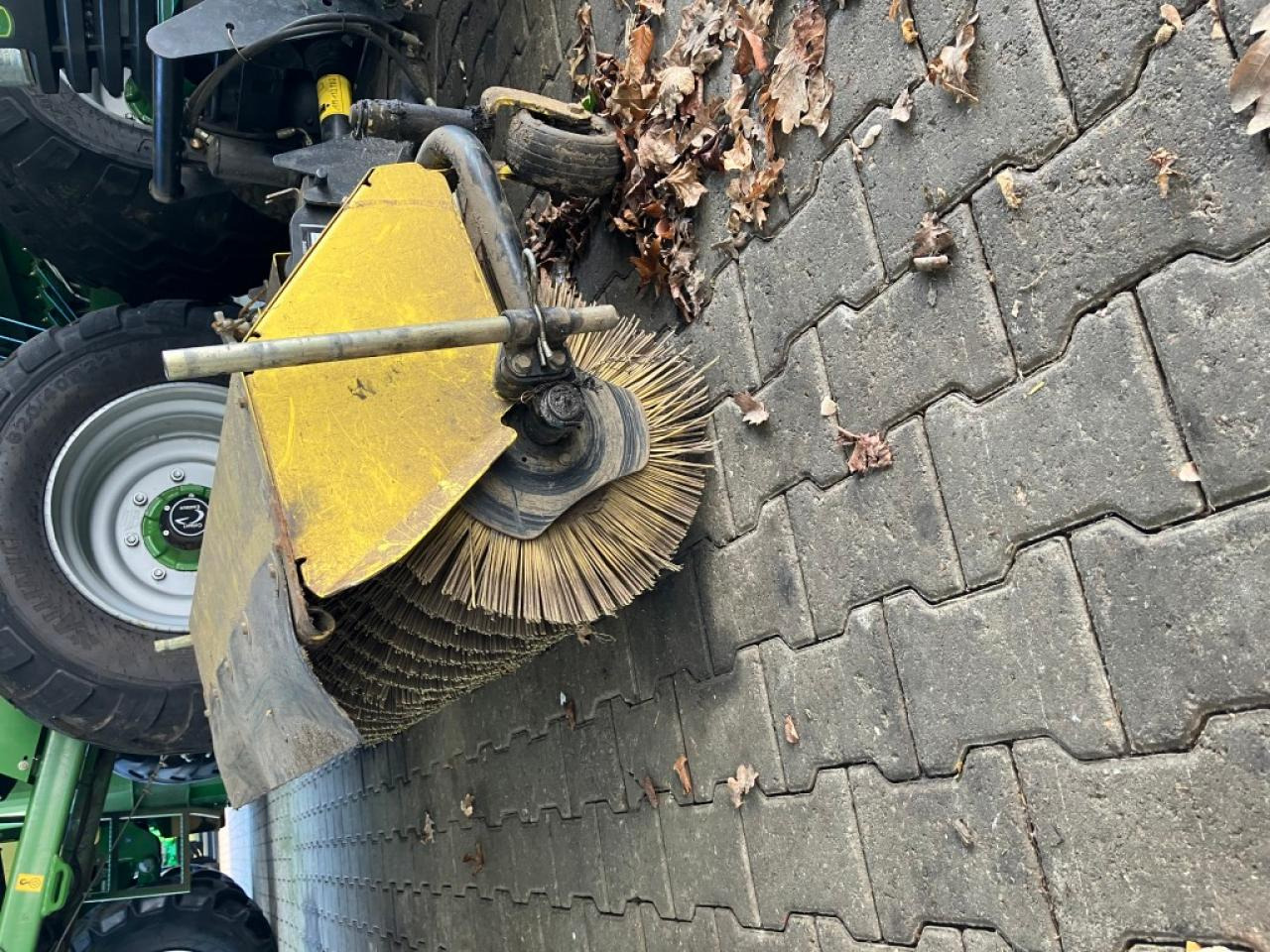 John Deere 52 inch Broom - Fshesë: foto 1 John Deere 52 inch Broom - Fshesë: foto 1
