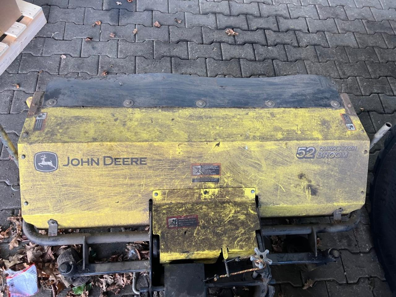 John Deere 52 inch Broom - Fshesë: foto 2 John Deere 52 inch Broom - Fshesë: foto 2