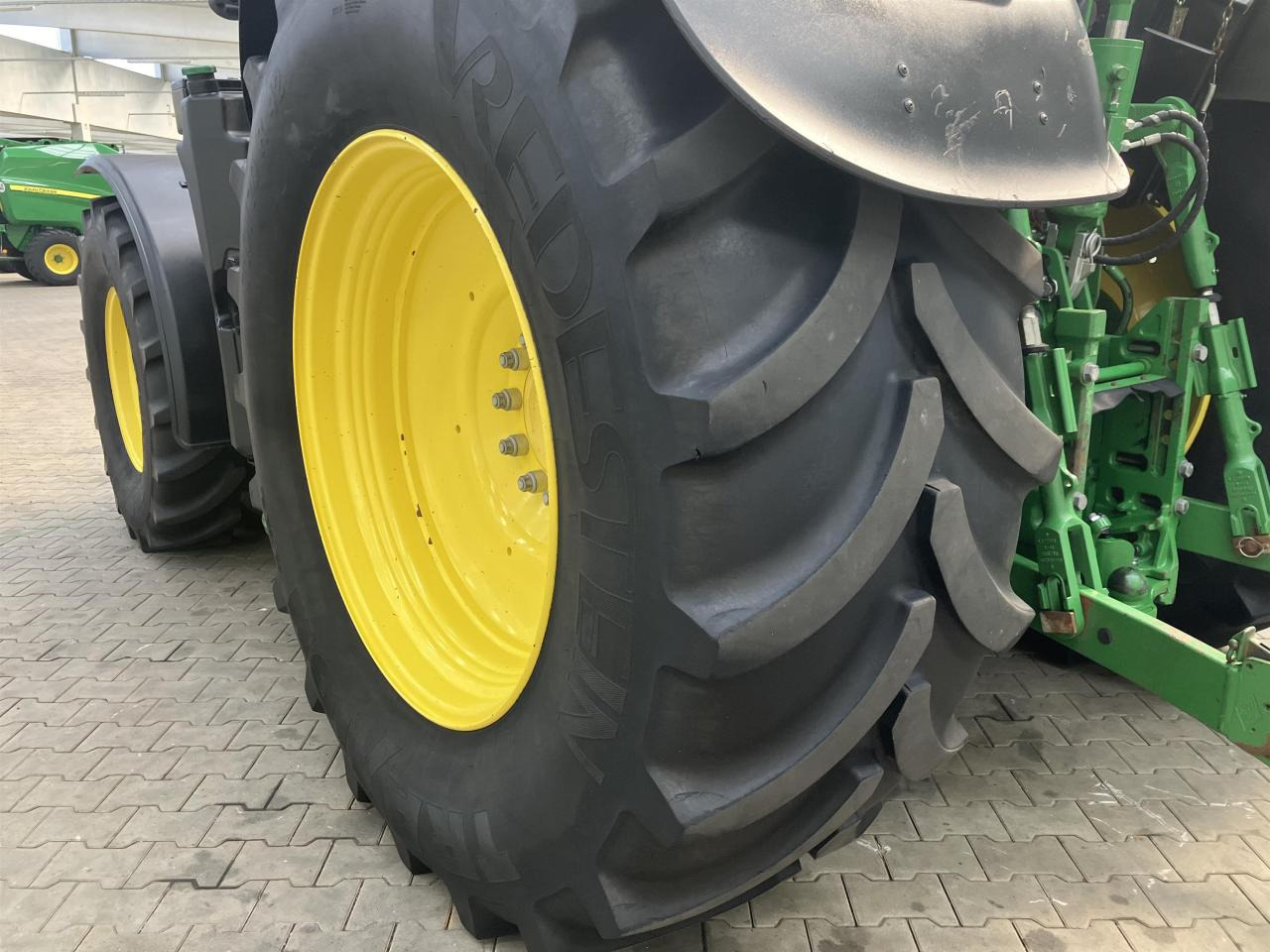Traktor John Deere 6215R: foto 8