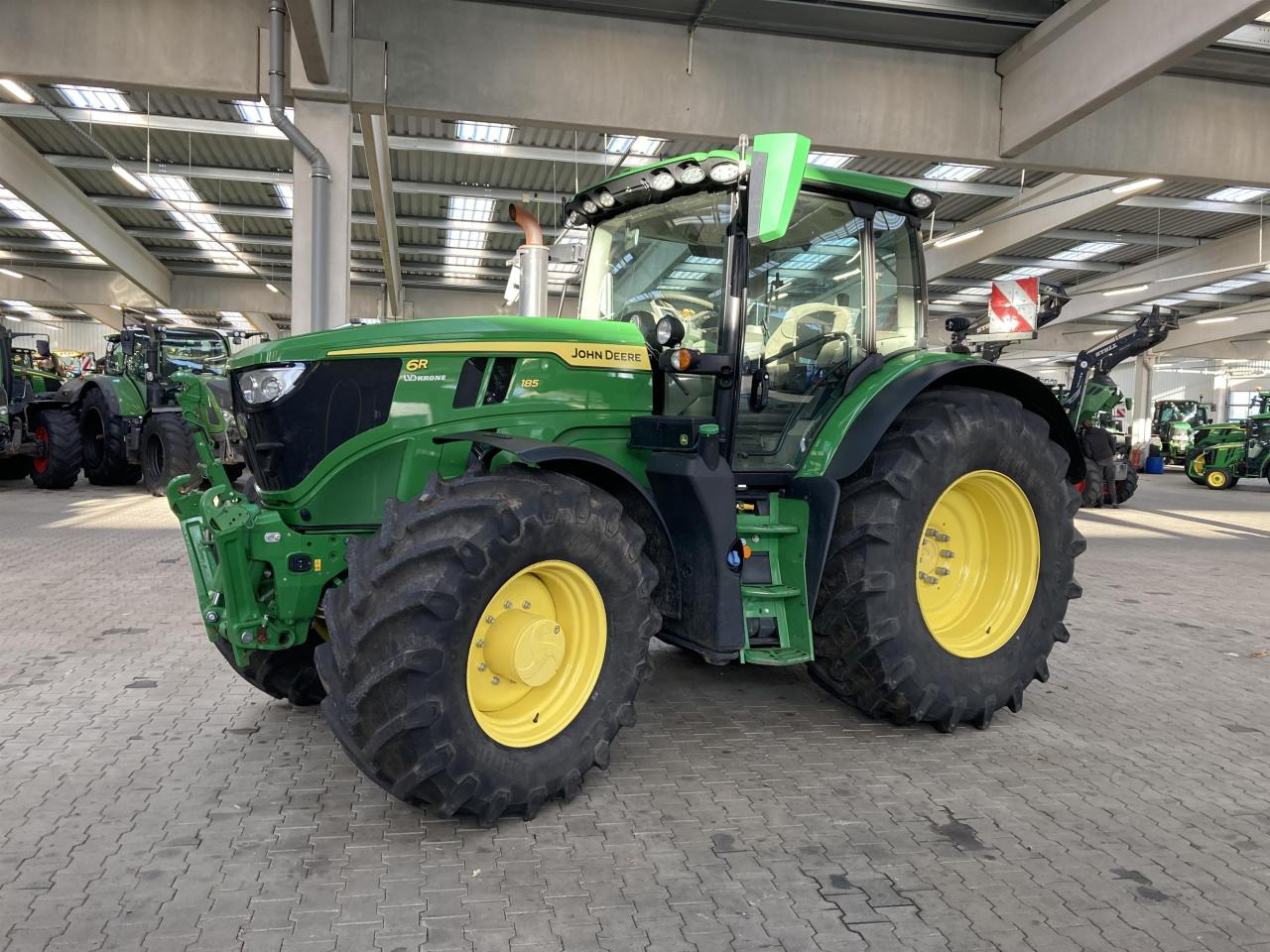 John Deere 6R 185 - Traktor: foto 1 John Deere 6R 185 - Traktor: foto 1