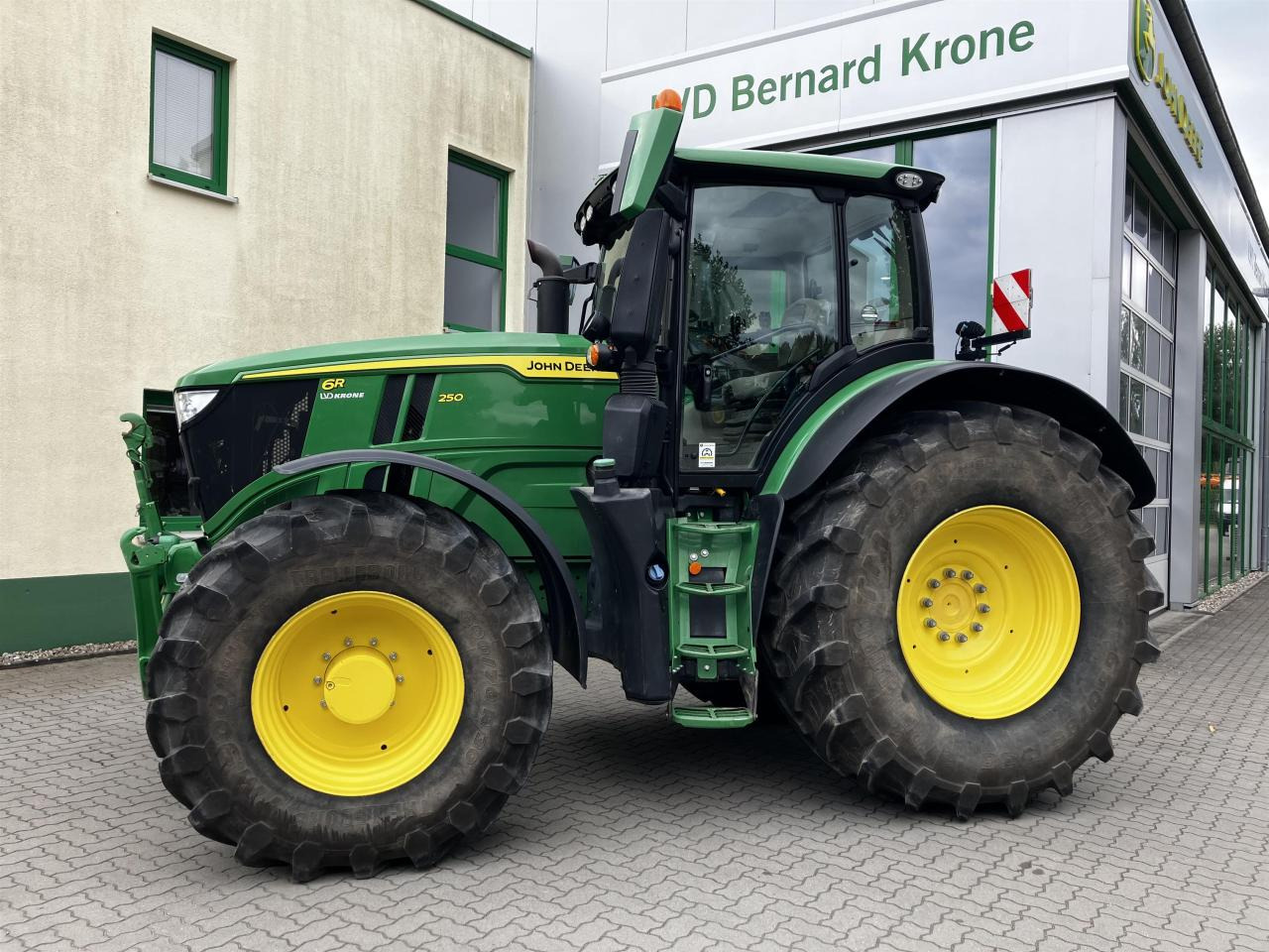 John Deere 6R 250 - Traktor: foto 1 John Deere 6R 250 - Traktor: foto 1