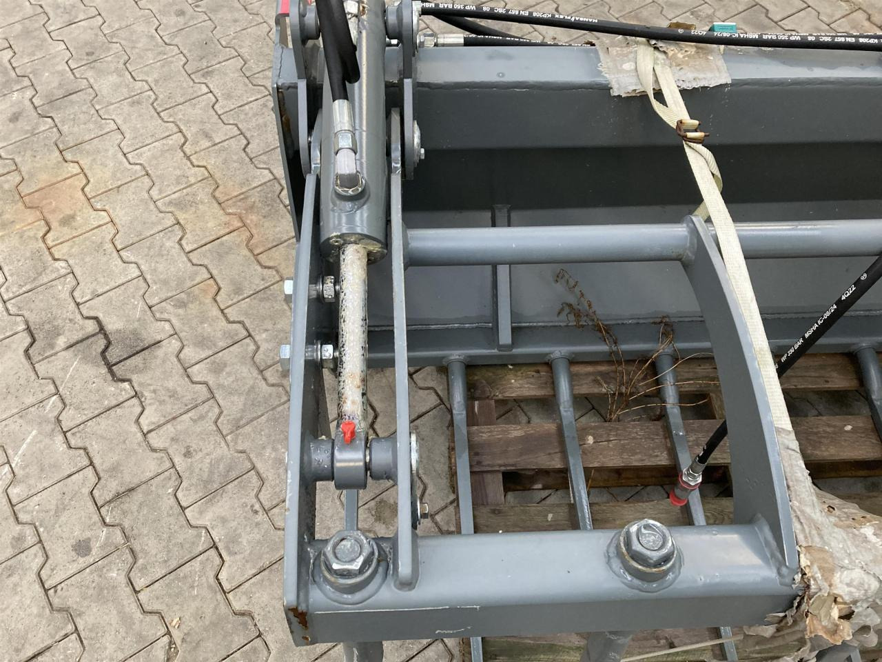 Kramer 1600 mm Vielzweckgabel - Ngarkues ballor për traktor: foto 4 Kramer 1600 mm Vielzweckgabel - Ngarkues ballor për traktor: foto 4