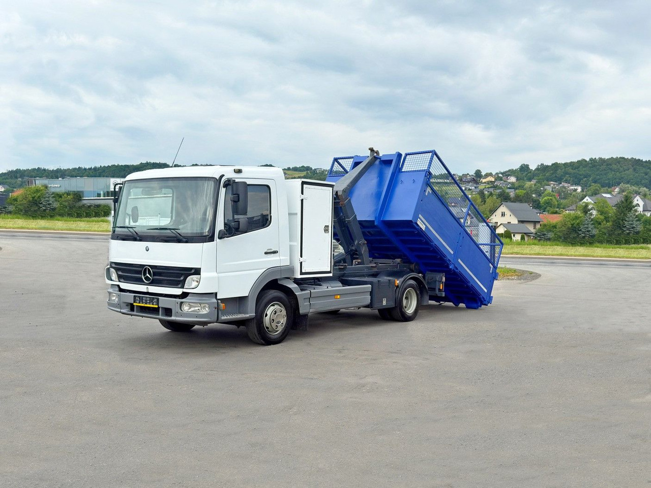 Mercedes-Benz 815 * Abrollkipper + CONTAINER 3,68 m * TOP - Kamion vetëngarkues: foto 1 Mercedes-Benz 815 * Abrollkipper + CONTAINER 3,68 m * TOP - Kamion vetëngarkues: foto 1