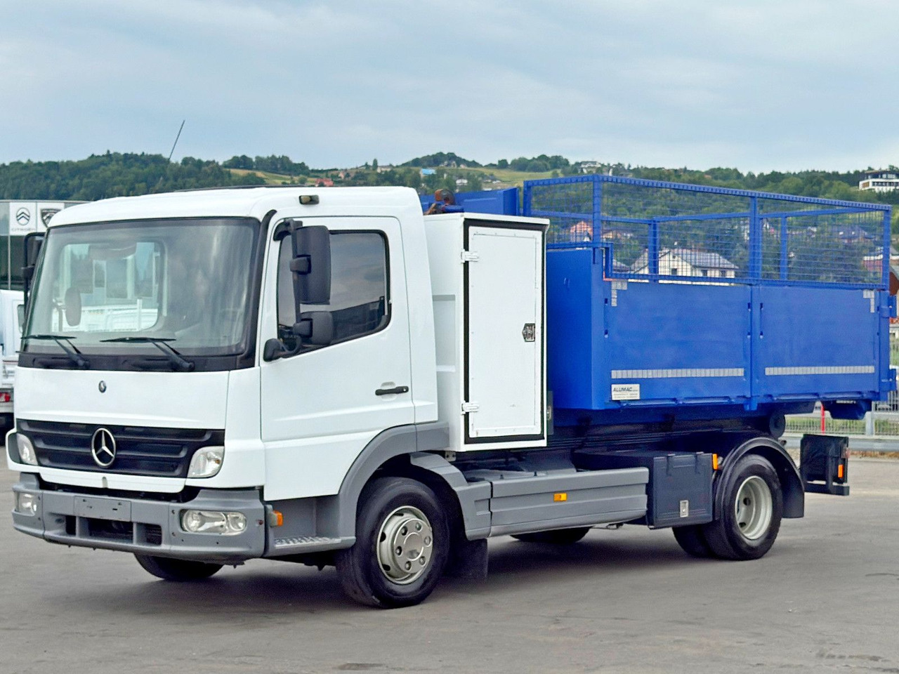 Mercedes-Benz 815 * Abrollkipper + CONTAINER 3,68 m * TOP - Kamion vetëngarkues: foto 3 Mercedes-Benz 815 * Abrollkipper + CONTAINER 3,68 m * TOP - Kamion vetëngarkues: foto 3