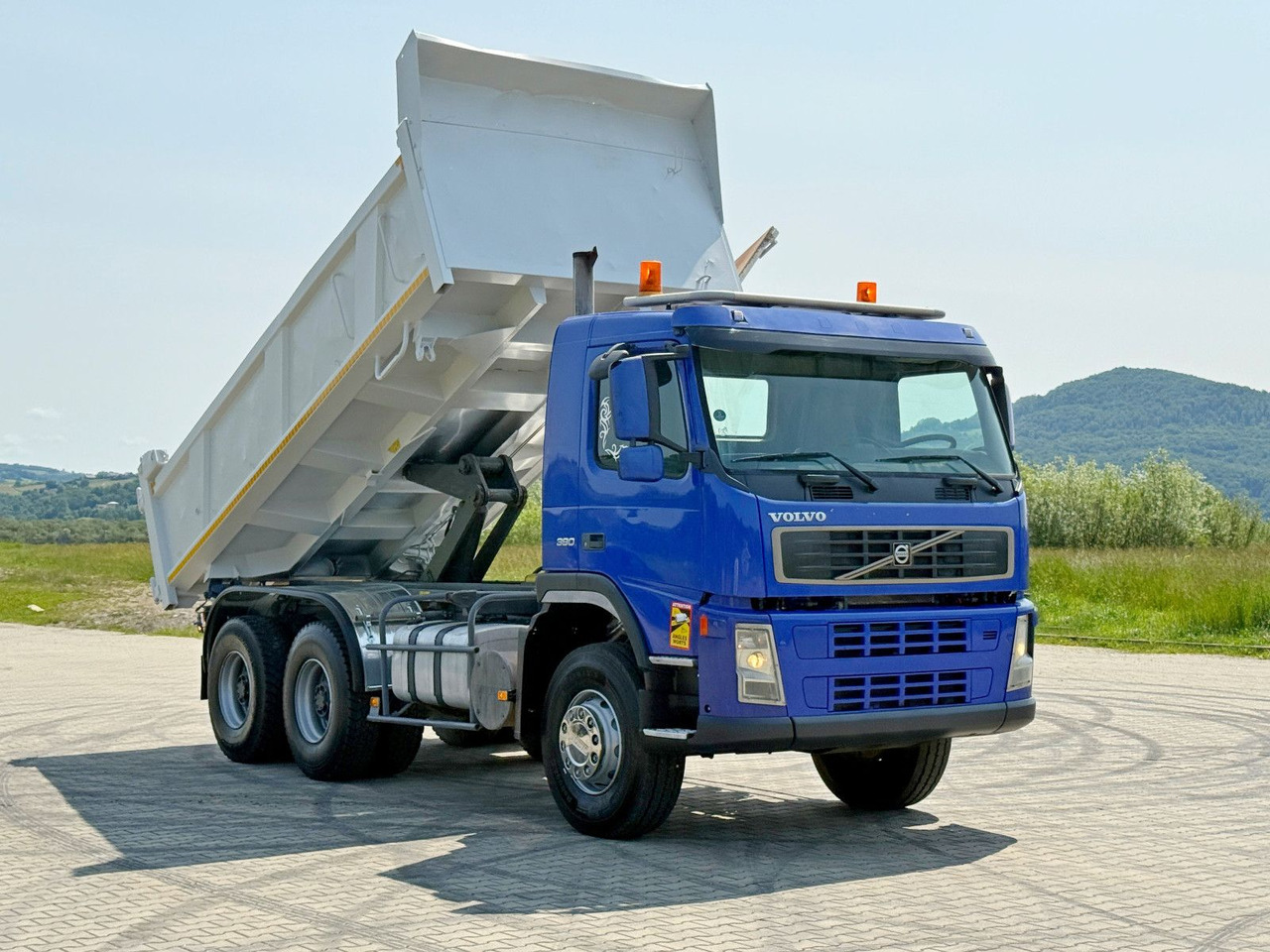 Volvo FM 380 Kipper 5,20 m + BORDMATIC / 6x4 - Kamion vetëshkarkues, Kamion me vinç: foto 1 Volvo FM 380 Kipper 5,20 m + BORDMATIC / 6x4 - Kamion vetëshkarkues, Kamion me vinç: foto 1