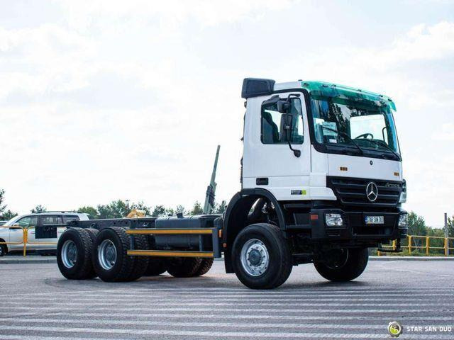 Mercedes-Benz 3332 AK 6x6 chassis cab - Kamion kabinë-shasi, Kamion me vinç: foto 2 Mercedes-Benz 3332 AK 6x6 chassis cab - Kamion kabinë-shasi, Kamion me vinç: foto 2