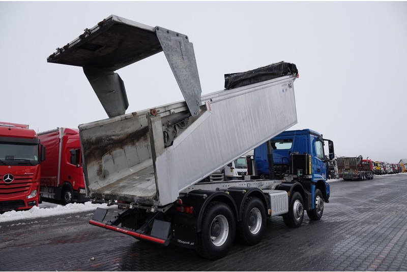 Mercedes-Benz AROCS 3243 / 8x4 / WYWROTKA 20m3 / TYLNOZSYP / EURO 6 / OPONY 10 - Kamion vetëshkarkues: foto 4 Mercedes-Benz AROCS 3243 / 8x4 / WYWROTKA 20m3 / TYLNOZSYP / EURO 6 / OPONY 10 - Kamion vetëshkarkues: foto 4