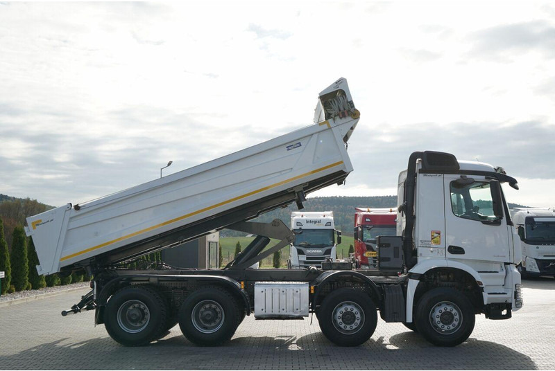 Mercedes-Benz AROCS 3243 / 8x4 / WYWROTKA DWUSTRONNA / HYDROBURTA / BORDMATIC - Kamion vetëshkarkues: foto 5 Mercedes-Benz AROCS 3243 / 8x4 / WYWROTKA DWUSTRONNA / HYDROBURTA / BORDMATIC - Kamion vetëshkarkues: foto 5