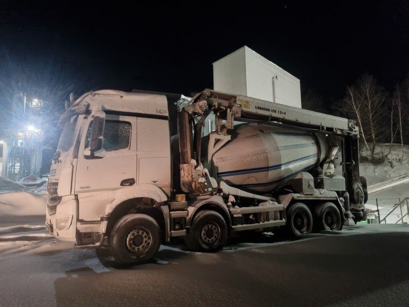 Mercedes-Benz 3251 / 9 m3 mixer + Liebher 12+4 - Autobetoniere: foto 1 Mercedes-Benz 3251 / 9 m3 mixer + Liebher 12+4 - Autobetoniere: foto 1