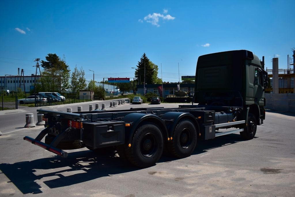 Mercedes-Benz 6x6 ACTROS 3344 Twist Lock BDF LIKE NEW - Transportjer kontejnerësh/ Kamion me karroceri të çmontueshme: foto 4 Mercedes-Benz 6x6 ACTROS 3344 Twist Lock BDF LIKE NEW - Transportjer kontejnerësh/ Kamion me karroceri të çmontueshme: foto 4