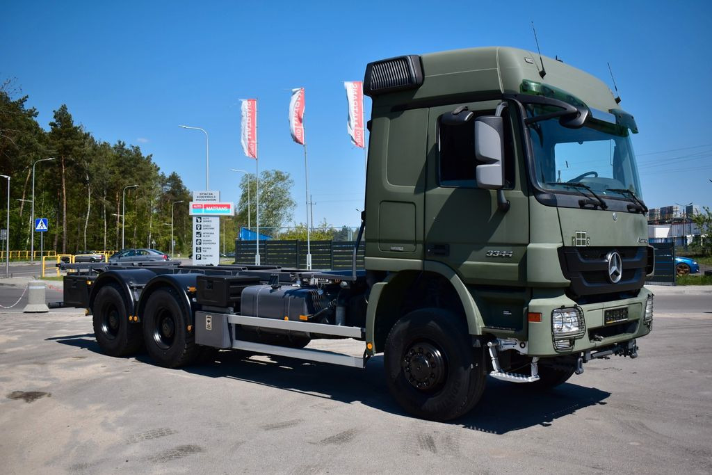 Mercedes-Benz ACTROS 3344 6x6 Chassis Twist Lock BDF LIKE NEW! - Transportjer kontejnerësh/ Kamion me karroceri të çmontueshme: foto 1 Mercedes-Benz ACTROS 3344 6x6 Chassis Twist Lock BDF LIKE NEW! - Transportjer kontejnerësh/ Kamion me karroceri të çmontueshme: foto 1