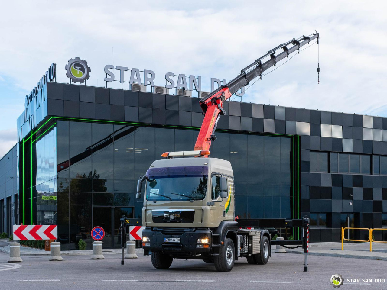 - Kamion me vinç: foto 1 - Kamion me vinç: foto 1