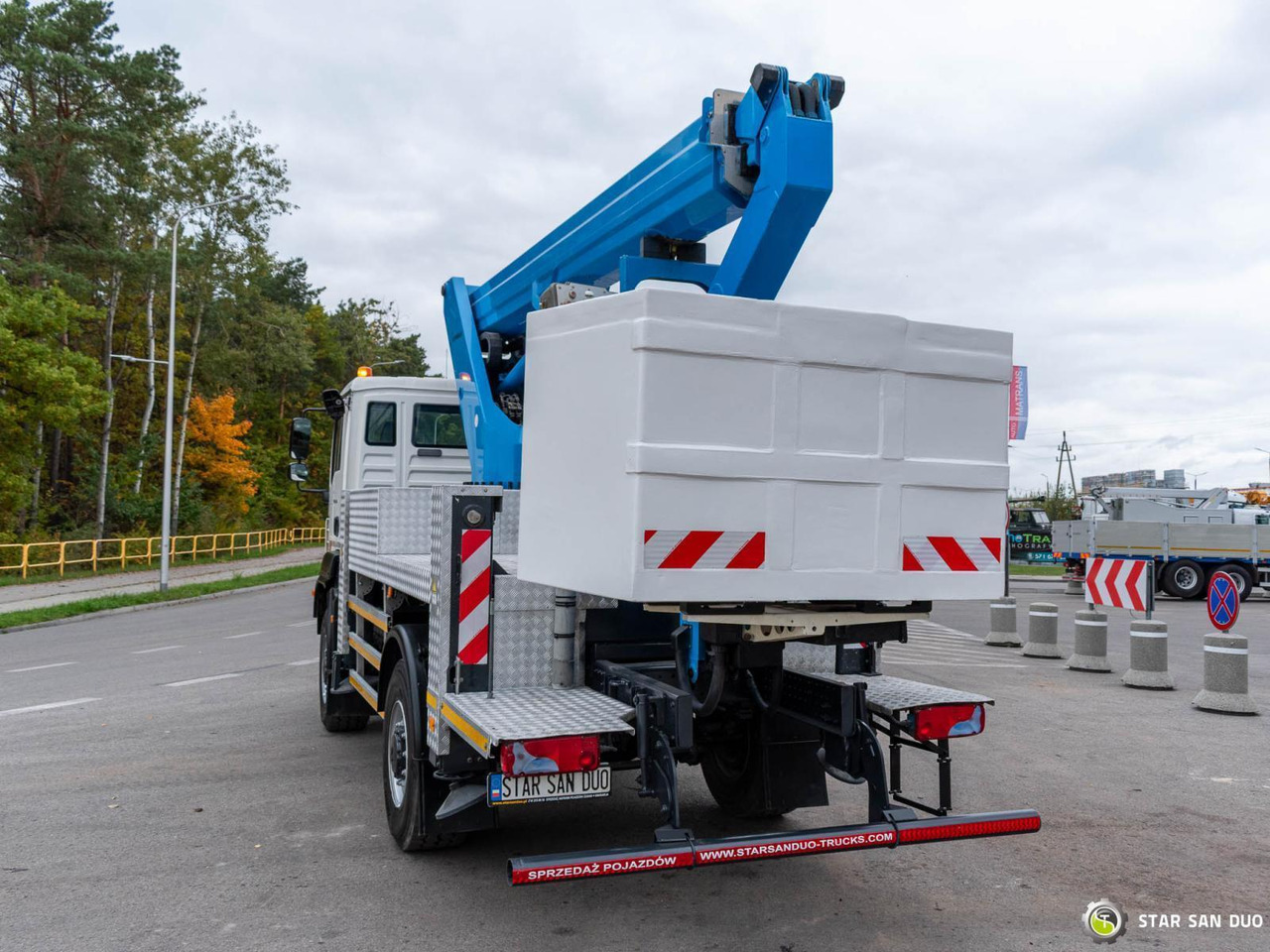 - Platformë ajrore e montuar në kamion: foto 5 - Platformë ajrore e montuar në kamion: foto 5