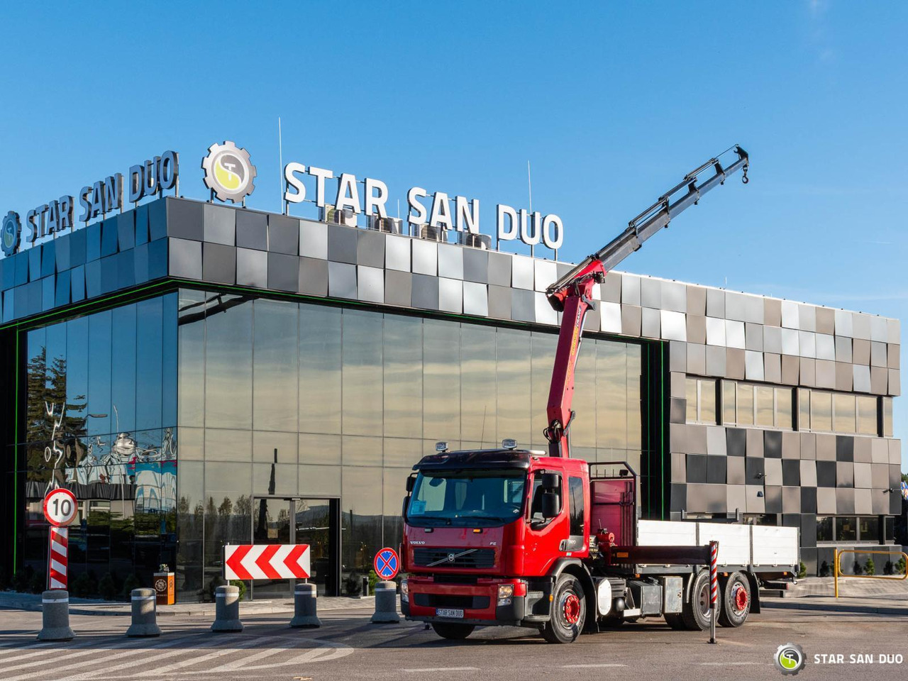 - Kamion me vinç: foto 1 - Kamion me vinç: foto 1