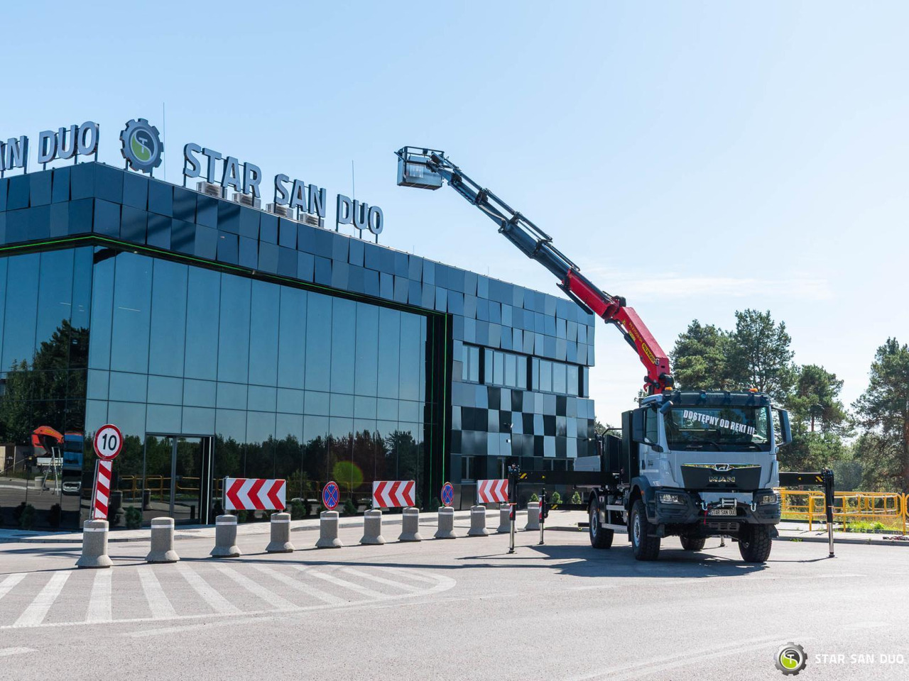 - Kamion me vinç: foto 2 - Kamion me vinç: foto 2