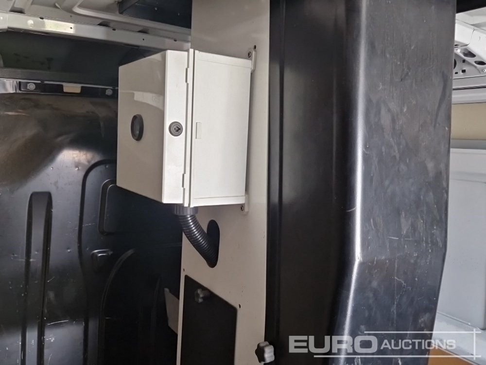 Platformë ajrore e montuar në kamion 2019 Renault Master: foto 24
