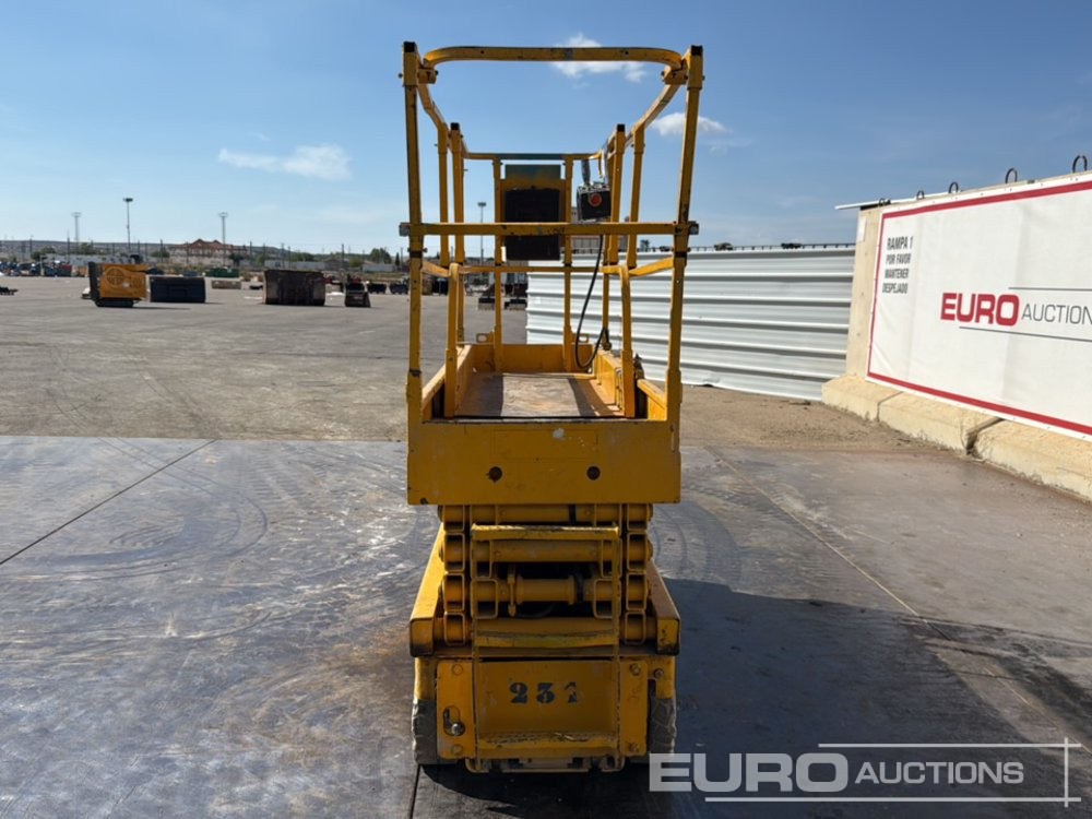 Haulotte Compact 10N - Platformë ajrore: foto 4 Haulotte Compact 10N - Platformë ajrore: foto 4