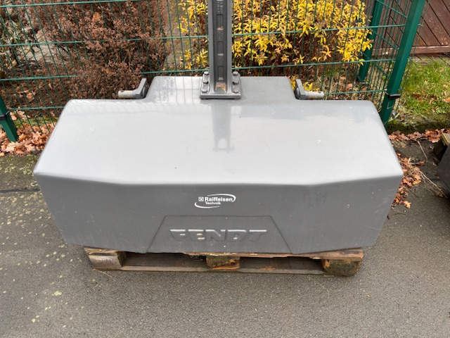 Fendt Belastungsgewicht 2500 kg - Traktor: foto 1 Fendt Belastungsgewicht 2500 kg - Traktor: foto 1