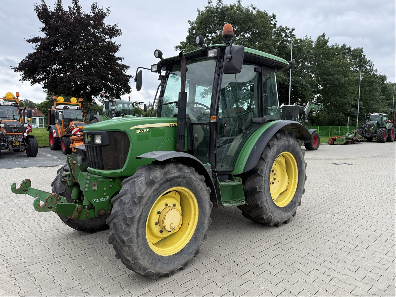 John Deere 5075E - Traktor: foto 1 John Deere 5075E - Traktor: foto 1