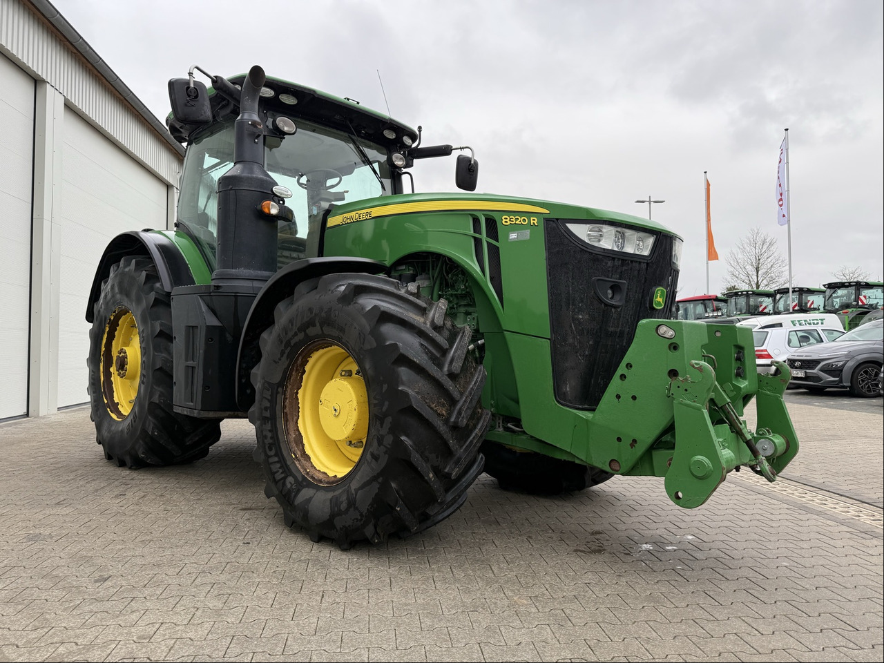 John Deere 8320 R E23 - Traktor: foto 1 John Deere 8320 R E23 - Traktor: foto 1