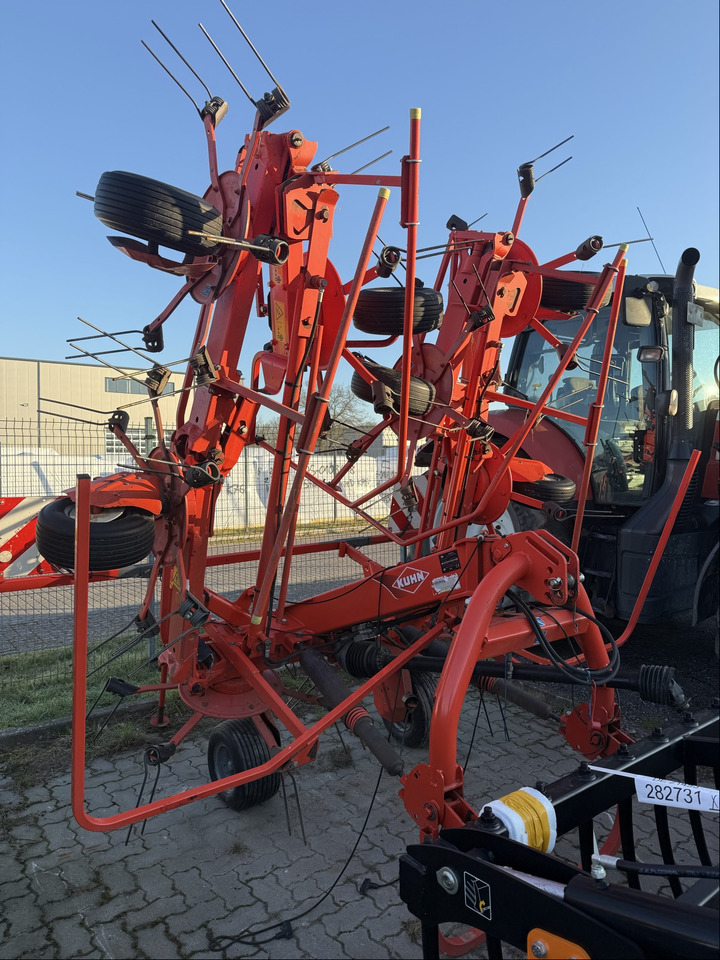 Kuhn Heuwender GF 8702 - Barkthyese/ Shkundës bari: foto 1 Kuhn Heuwender GF 8702 - Barkthyese/ Shkundës bari: foto 1