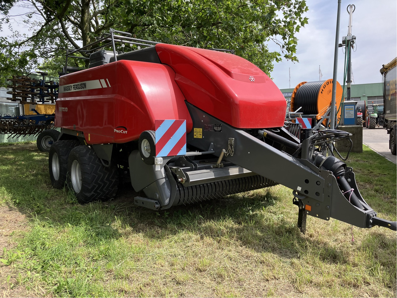 Massey Ferguson 2270 XDTC - Dengmbledhëse katrore: foto 1 Massey Ferguson 2270 XDTC - Dengmbledhëse katrore: foto 1