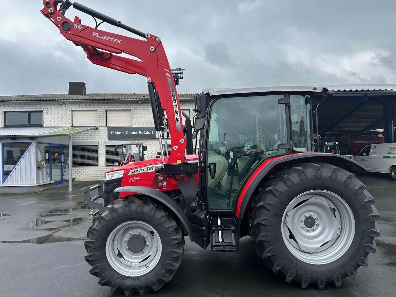 Massey Ferguson 4710 M Cab Essential Dyna 2 - Traktor: foto 1 Massey Ferguson 4710 M Cab Essential Dyna 2 - Traktor: foto 1