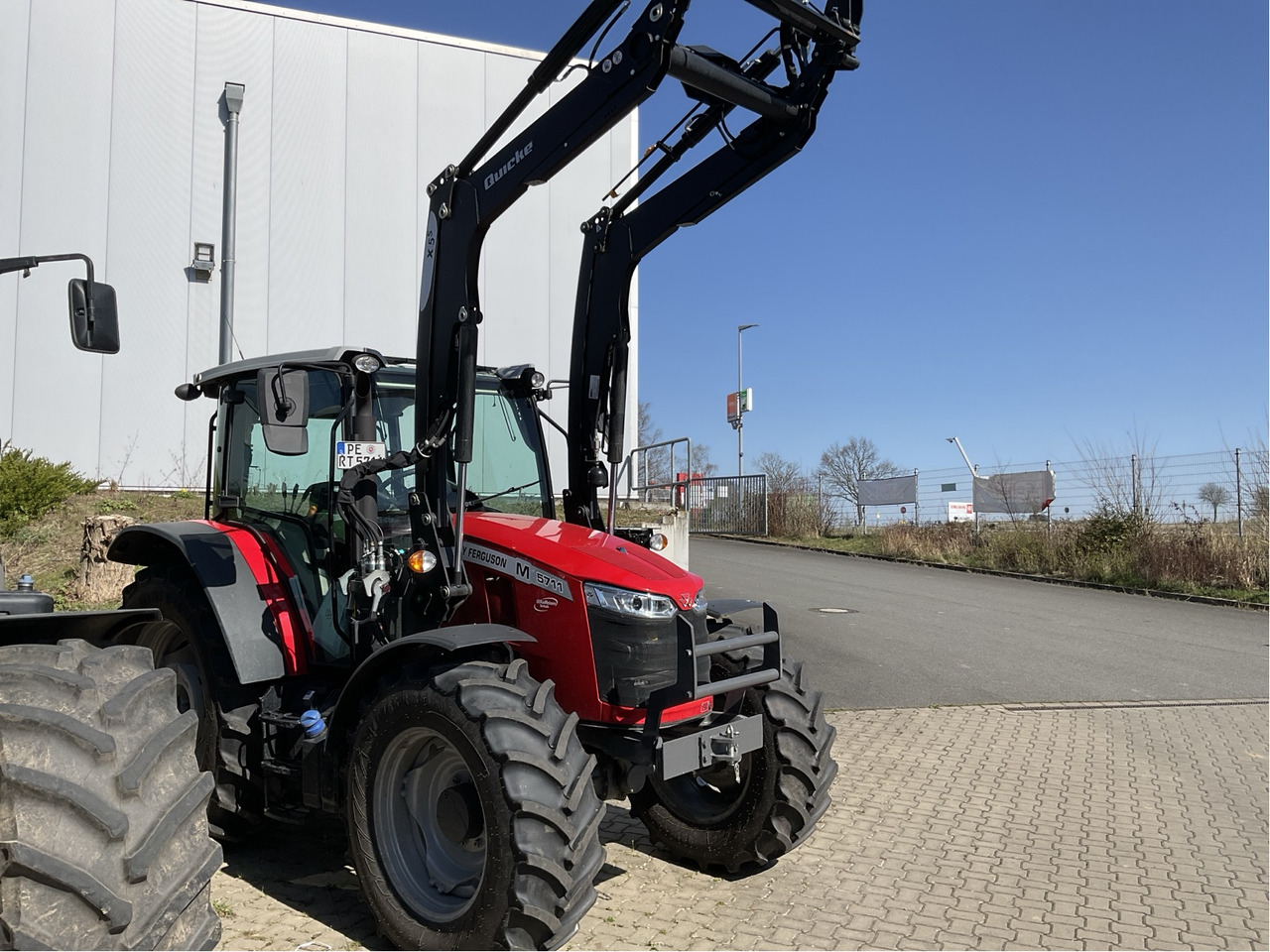 Massey Ferguson 5711M Dyna-44WD Cab Essen - Traktor: foto 1 Massey Ferguson 5711M Dyna-44WD Cab Essen - Traktor: foto 1