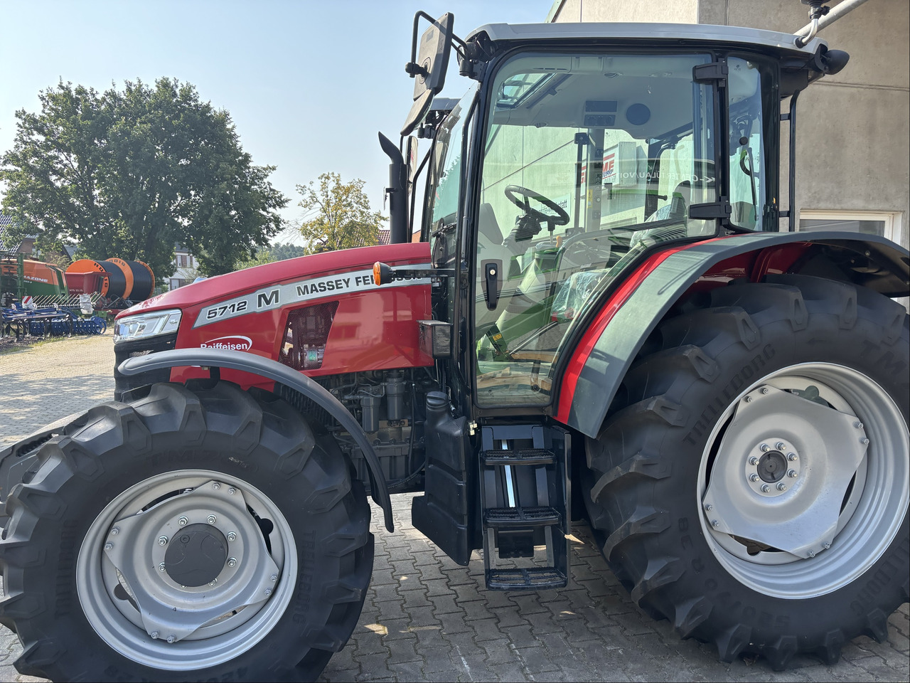 Massey Ferguson 5712M 4WD Cab Essential - Traktor: foto 3 Massey Ferguson 5712M 4WD Cab Essential - Traktor: foto 3