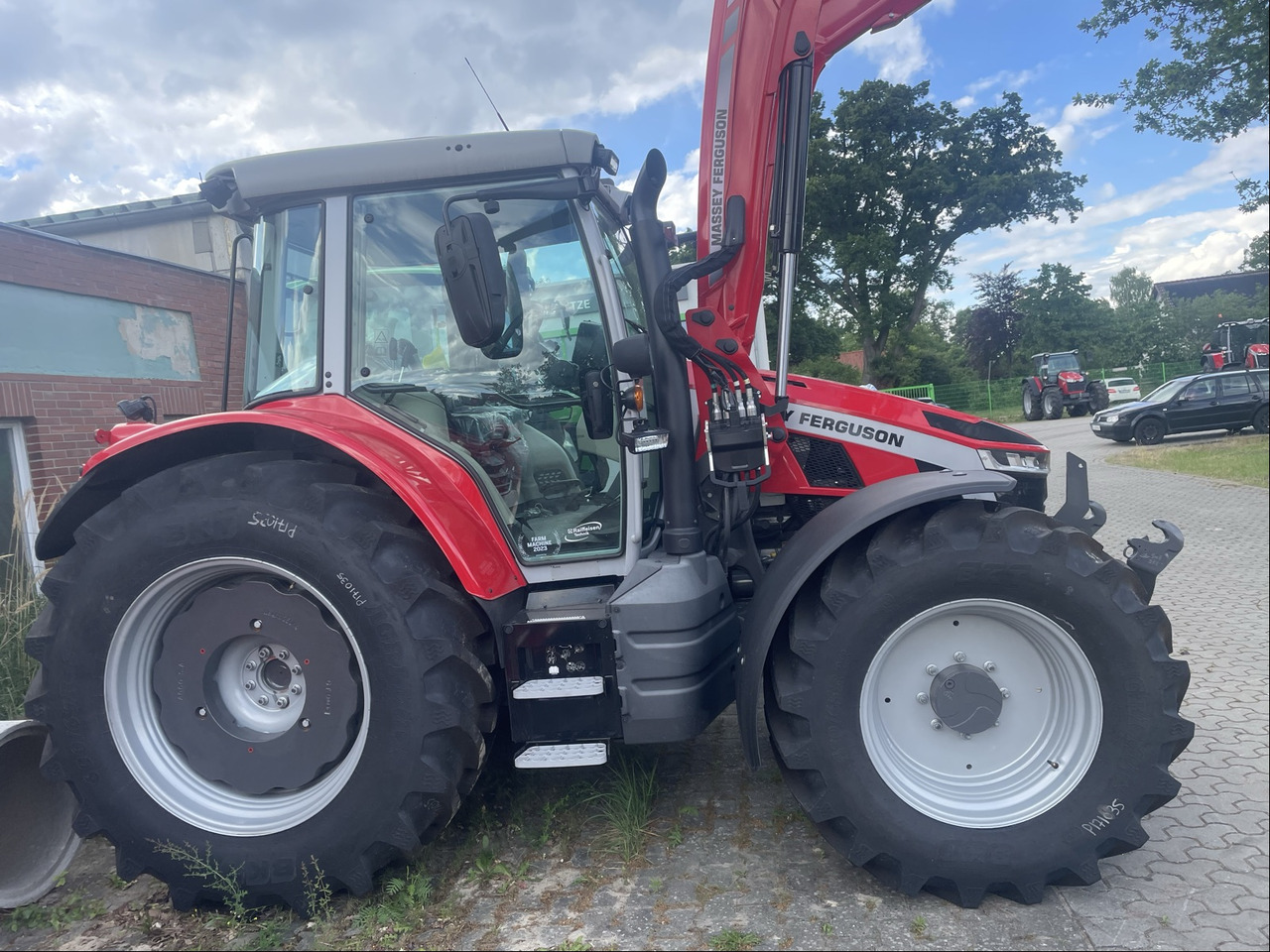 Massey Ferguson 5S.135 Dyna 4 Efficient - Traktor: foto 1 Massey Ferguson 5S.135 Dyna 4 Efficient - Traktor: foto 1