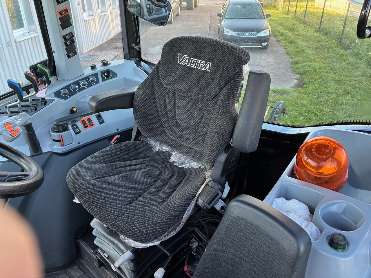 Valtra A114MH4 AC 71.5 - Traktor: foto 4 Valtra A114MH4 AC 71.5 - Traktor: foto 4