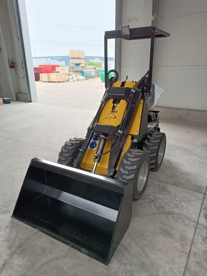 Tur Poland Radlader Mini loader Mini Hoflader N 520 - Mini fadrom: foto 2 Tur Poland Radlader Mini loader Mini Hoflader N 520 - Mini fadrom: foto 2