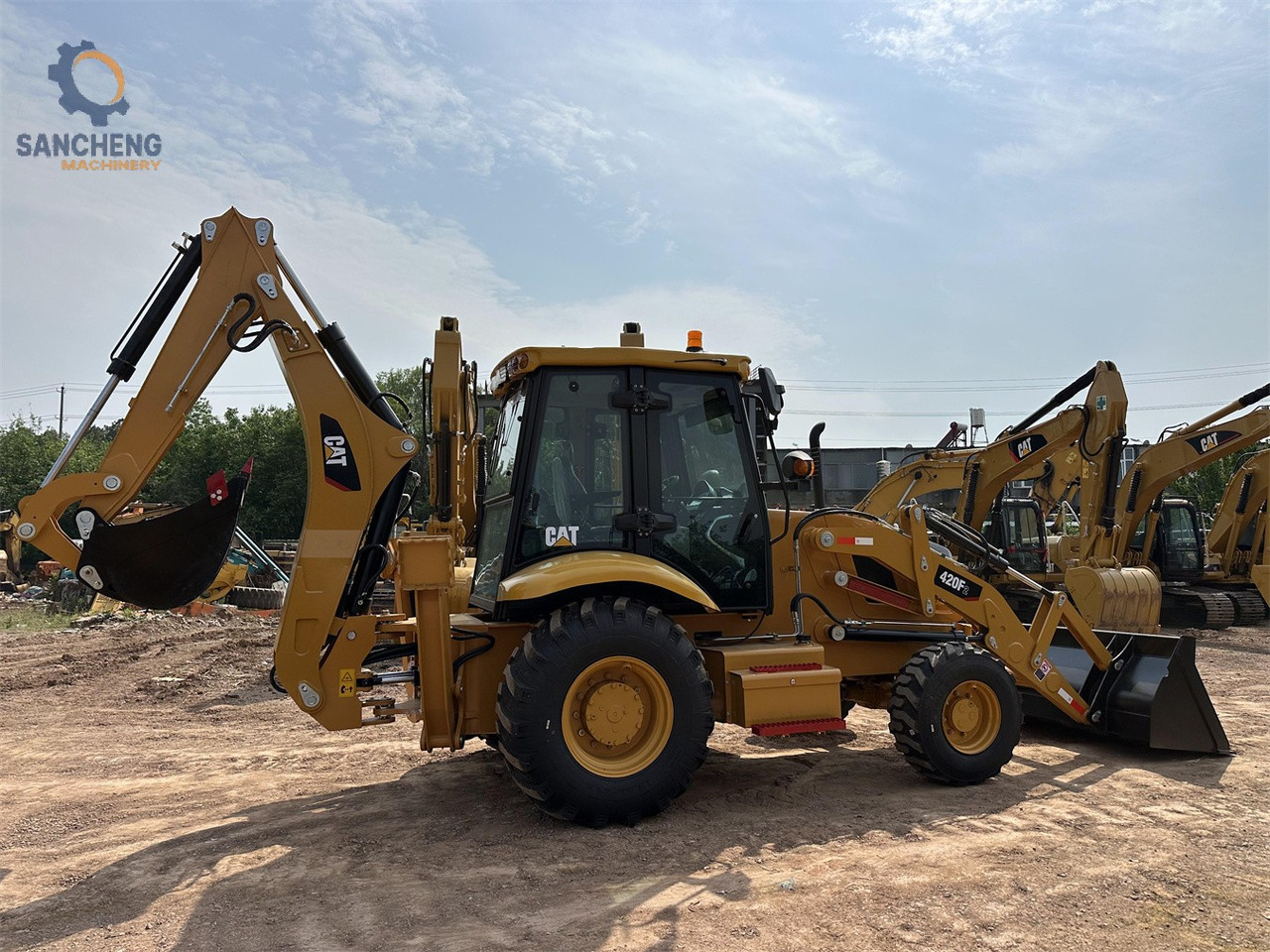 CAT 420F2 - Fadromë me shkarkim nga prapa: foto 2 CAT 420F2 - Fadromë me shkarkim nga prapa: foto 2
