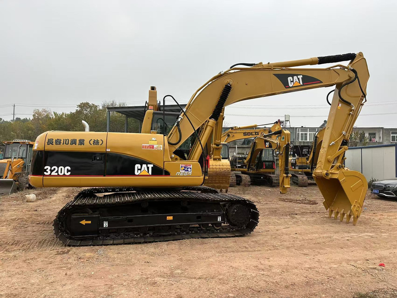 CATERPILLAR 320CL - Ekskavator me zinxhirë: foto 1 CATERPILLAR 320CL - Ekskavator me zinxhirë: foto 1