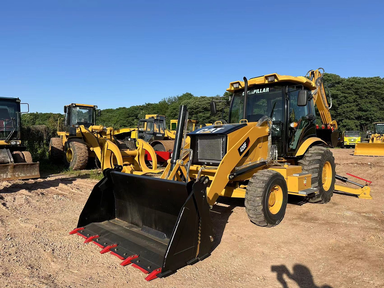 CATERPILLAR 420F2 - Fadromë me shkarkim nga prapa: foto 1 CATERPILLAR 420F2 - Fadromë me shkarkim nga prapa: foto 1