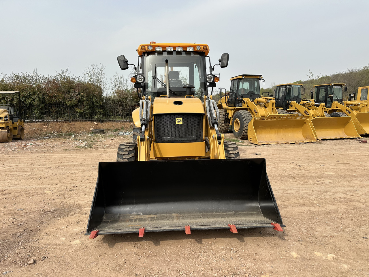 CATERPILLAR 420F2 - Fadromë me shkarkim nga prapa: foto 4 CATERPILLAR 420F2 - Fadromë me shkarkim nga prapa: foto 4