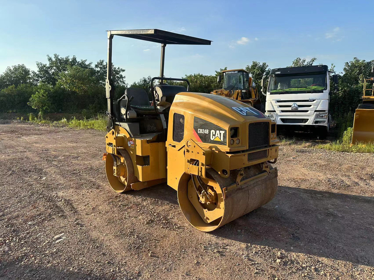 CATERPILLAR CB24B - Rul: foto 1 CATERPILLAR CB24B - Rul: foto 1