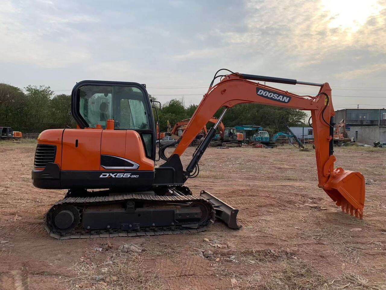 DOOSAN DX55 - Ekskavator: foto 1 DOOSAN DX55 - Ekskavator: foto 1