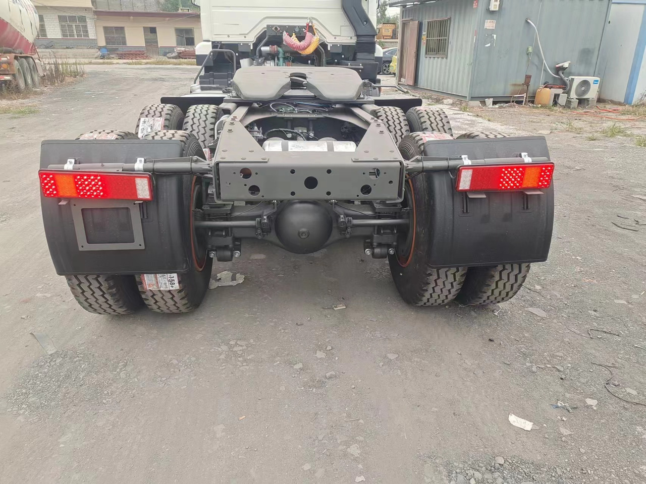 SINOTRUK HOWO 371hp 6X4 Tractor unit - Gjysmë-kamion: foto 5 SINOTRUK HOWO 371hp 6X4 Tractor unit - Gjysmë-kamion: foto 5