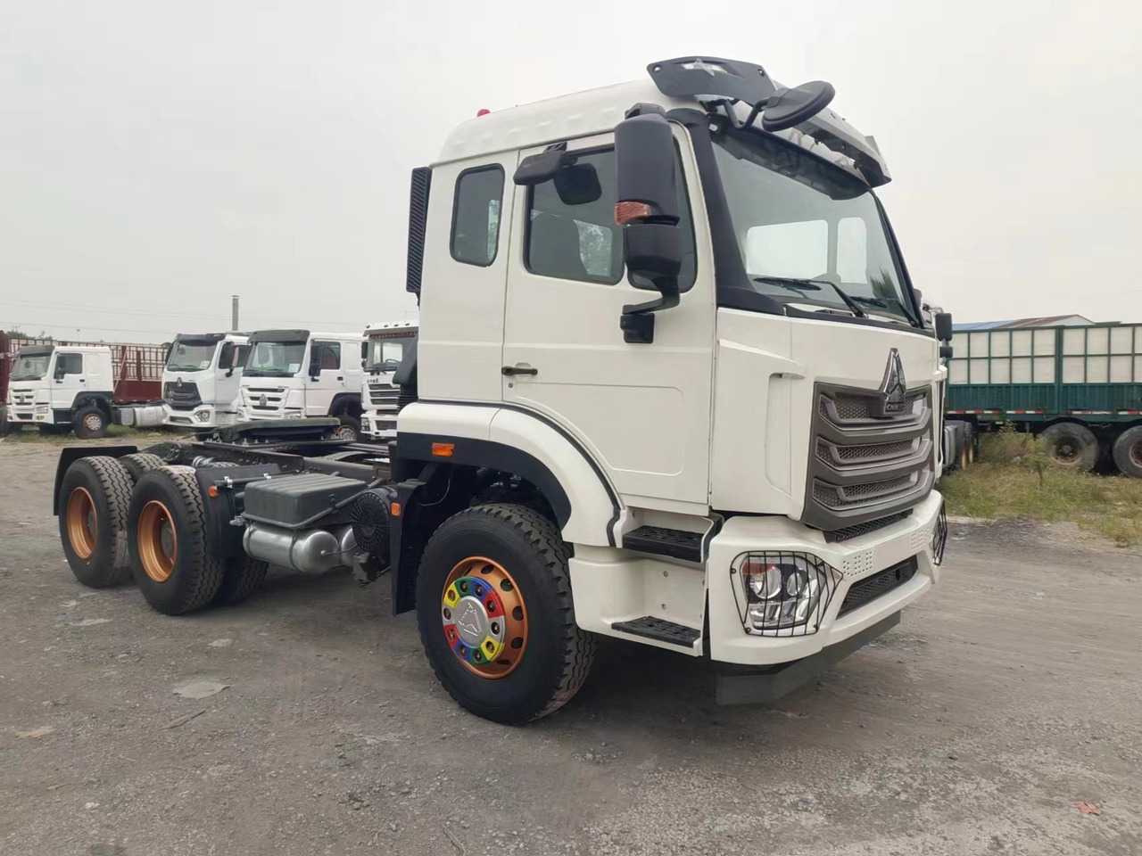 SINOTRUK HOWO 371hp 6X4 Tractor unit - Gjysmë-kamion: foto 3 SINOTRUK HOWO 371hp 6X4 Tractor unit - Gjysmë-kamion: foto 3