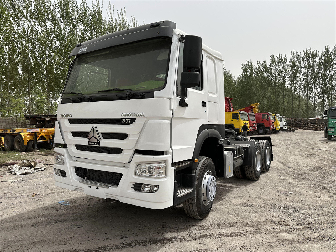 SINOTRUK Howo 371 Truck Head - Gjysmë-kamion: foto 1 SINOTRUK Howo 371 Truck Head - Gjysmë-kamion: foto 1