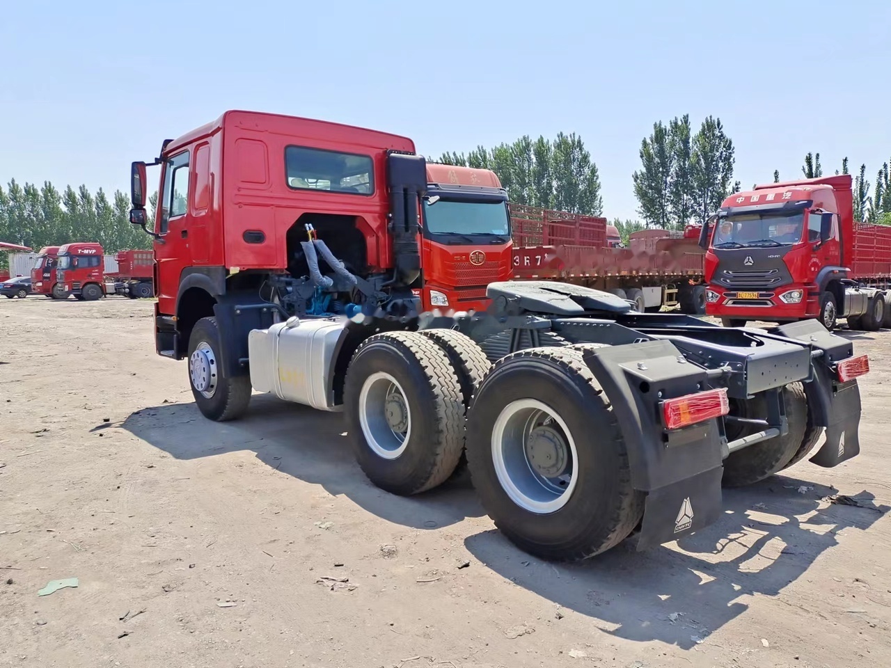SINOTRUK Howo tractor unit 420 - Gjysmë-kamion: foto 2 SINOTRUK Howo tractor unit 420 - Gjysmë-kamion: foto 2