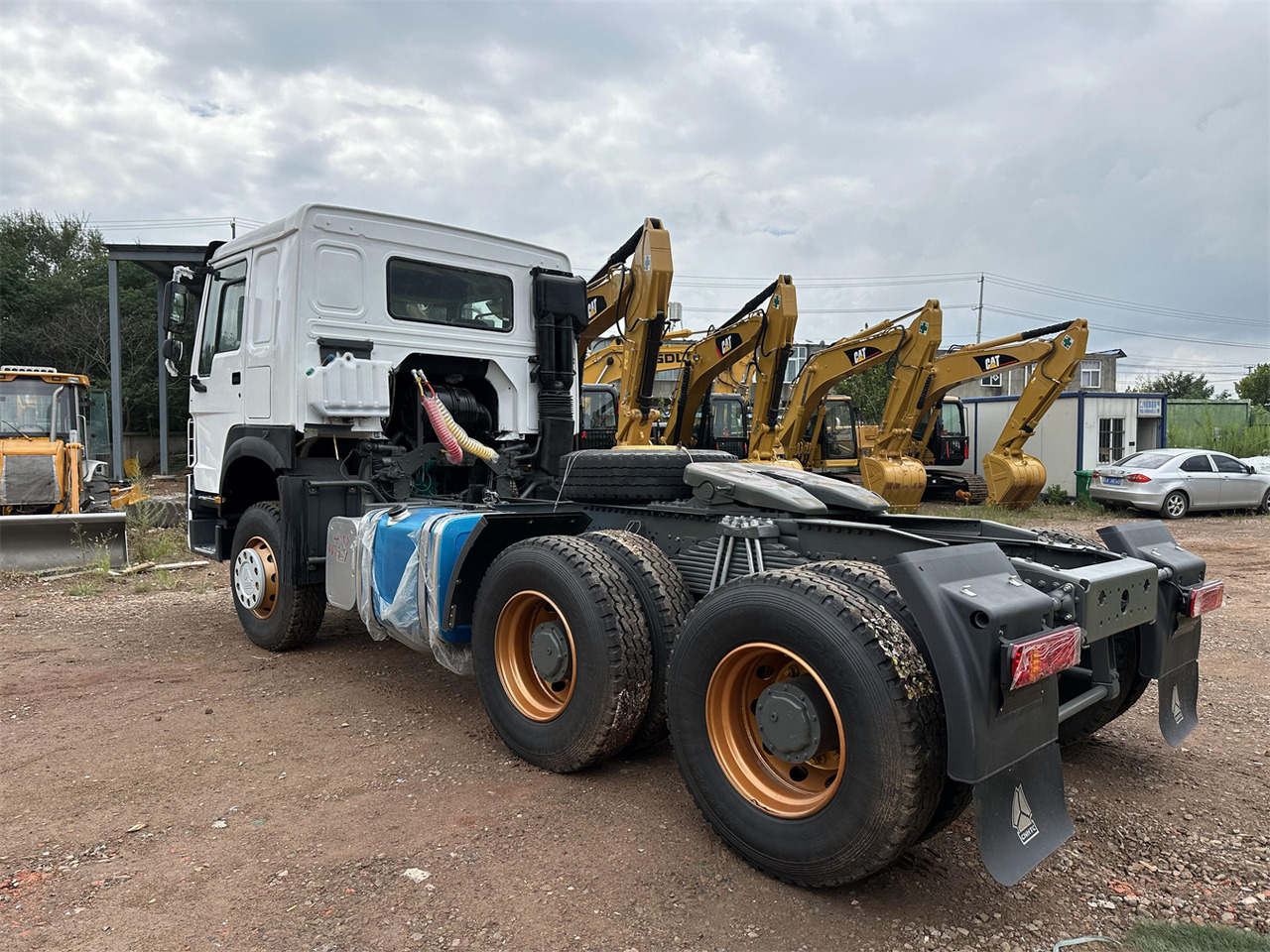 SINOTRUK Howo tractor unit 420hp - Gjysmë-kamion: foto 5 SINOTRUK Howo tractor unit 420hp - Gjysmë-kamion: foto 5