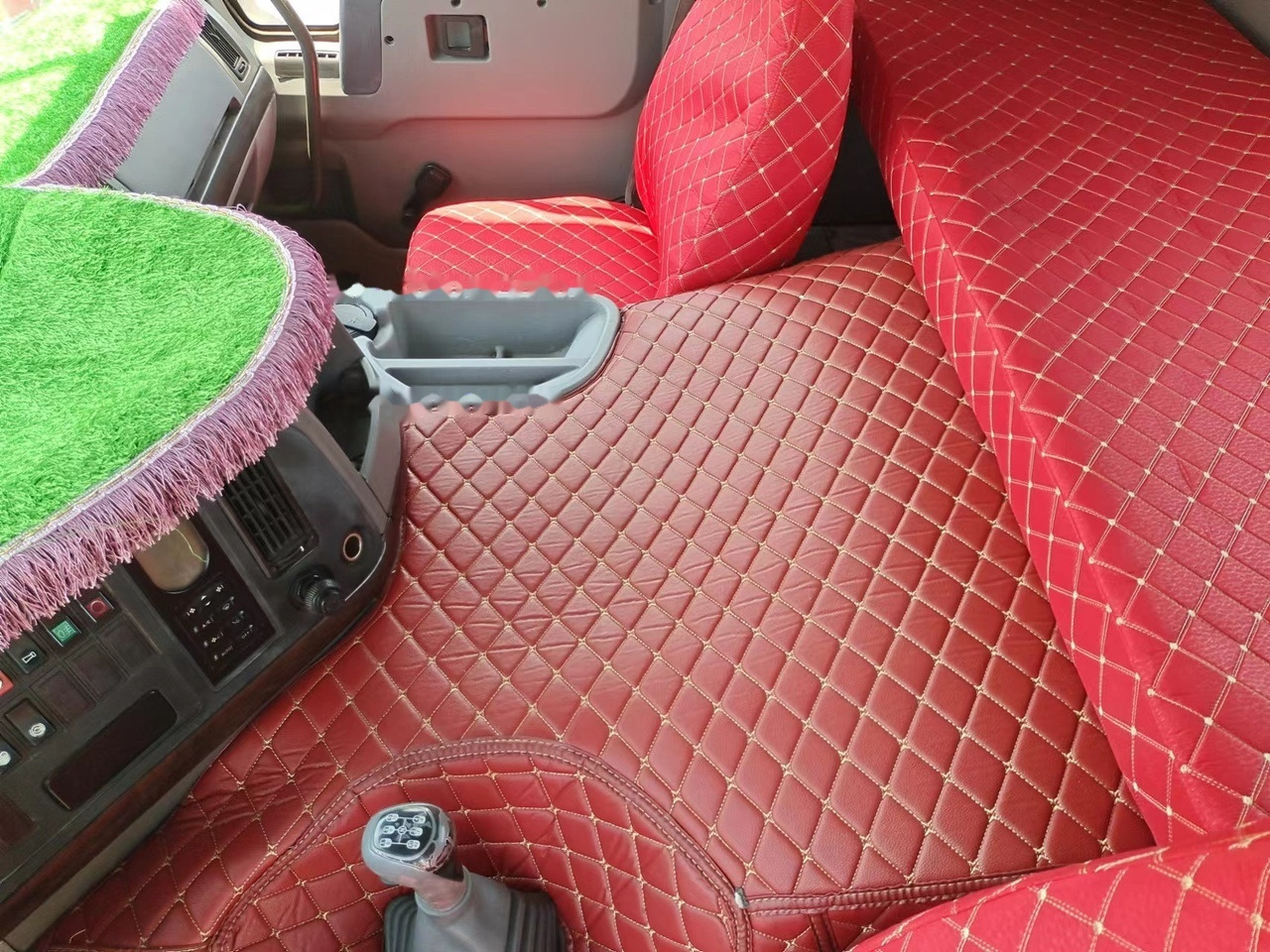 SINOTRUK Howo tractor unit 420hp - Gjysmë-kamion: foto 5 SINOTRUK Howo tractor unit 420hp - Gjysmë-kamion: foto 5